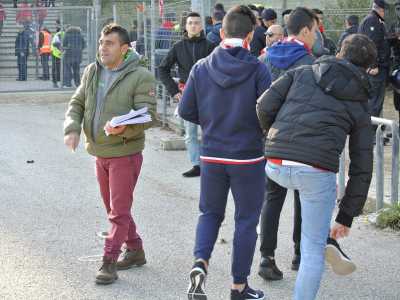 ...mentre a poca distanza si aggira Michele, detto "delle riviste", proprio perch� distribuisce ai supporter in coda un giornalino dedicato